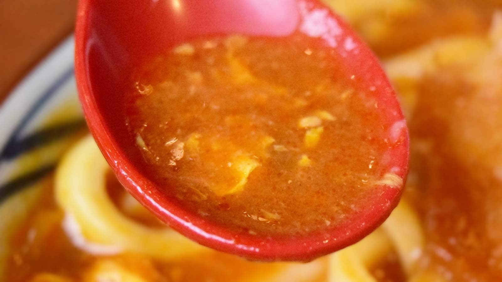 カレーは、見た目の印象以上にスパイシーでしっかりとした辛さがあります。
