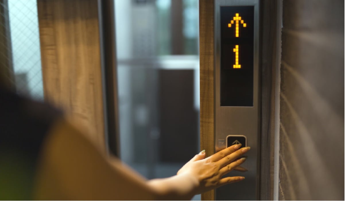「若い女はだめだ」密室で罵声を浴びせられた恐怖！理不尽なキレる客から身を守る最強スキルとは？