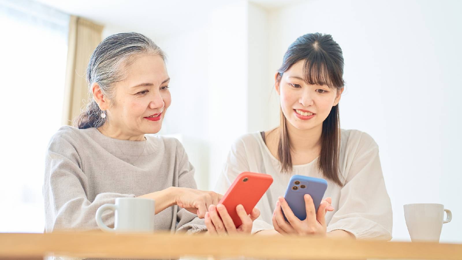 【世代別】「星の数」で足切りする20代、「文章レビュー」で最終確認する50代——レビューの「使い方」に見える世代格差　画像提供：PIXTA（※実在の人物や団体等とは関係ありません）