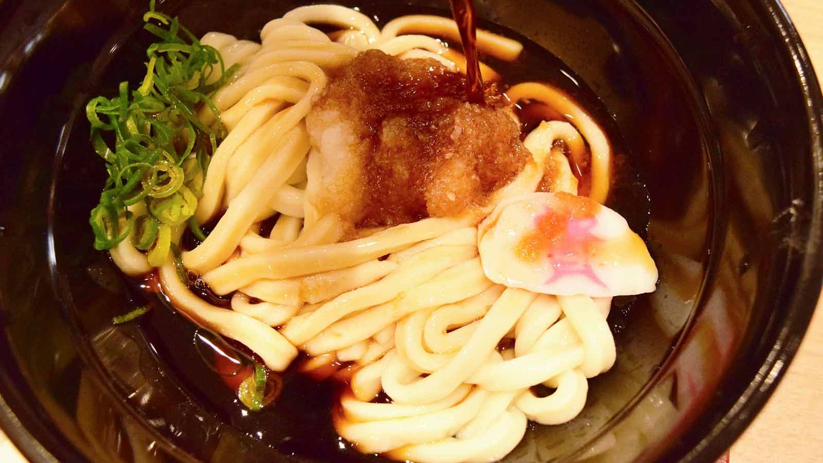 うどんには別添えで「ざるつゆ」が付いており、こちらをかけていただくスタイル