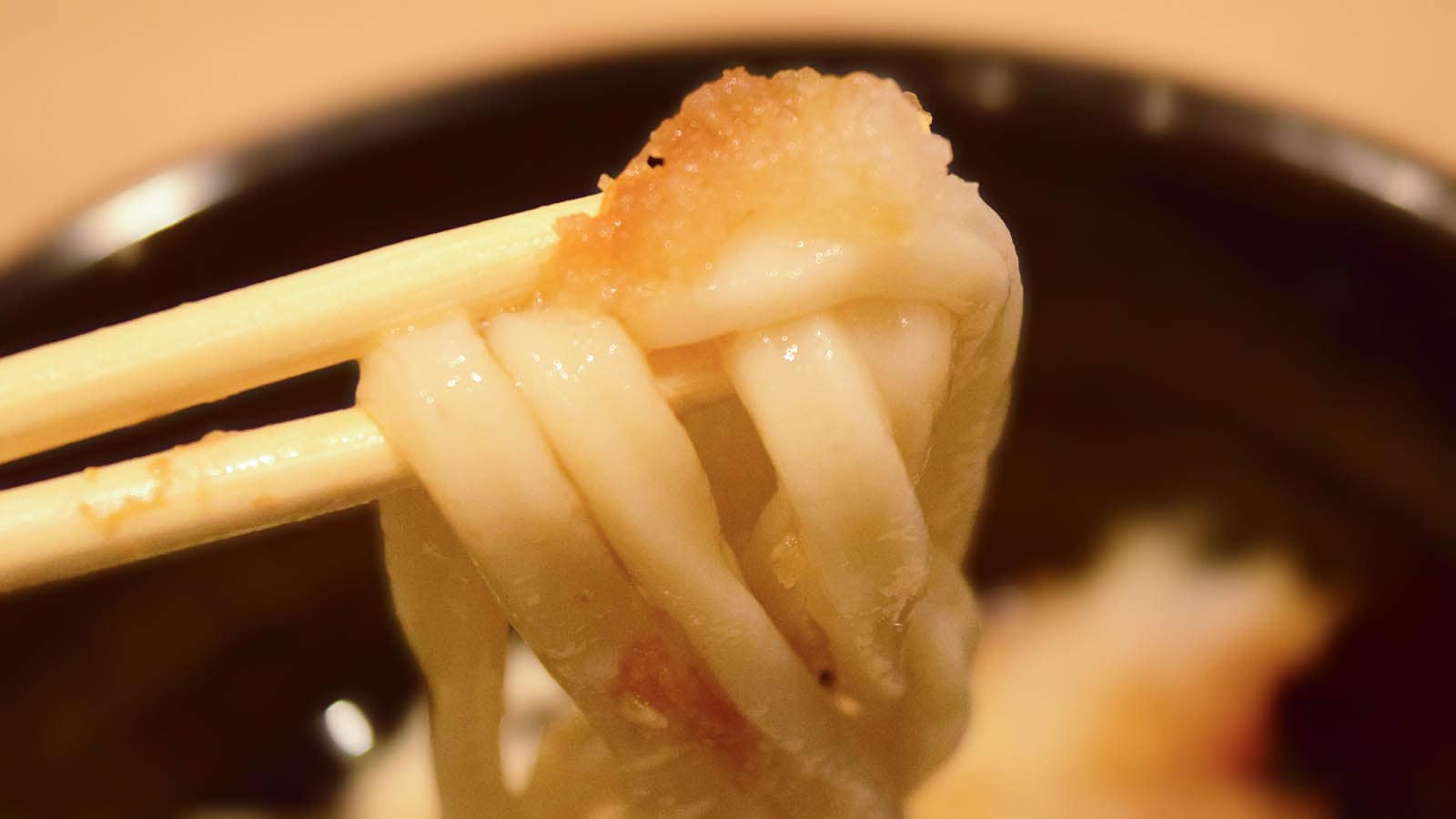資さんうどんのもっちりとした麺とつゆの相性は抜群