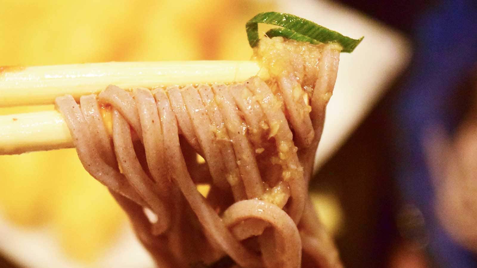 そばは細麺で、ややコシを感じるしっかりとした口当たり