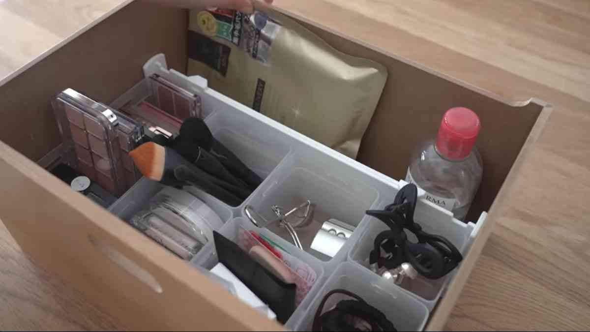ダイソーの「伸縮式引出し整理仕切板」
