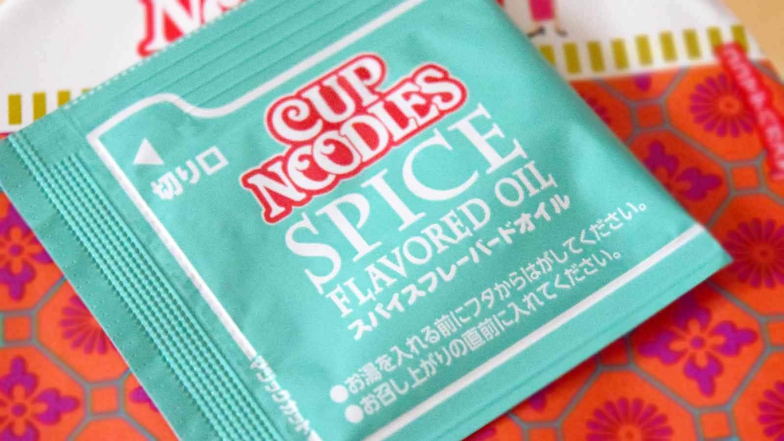 フタには「スパイスフレーバードオイル」が付いており、仕上げに加えることで一気に香りとコクが引き立ちます。