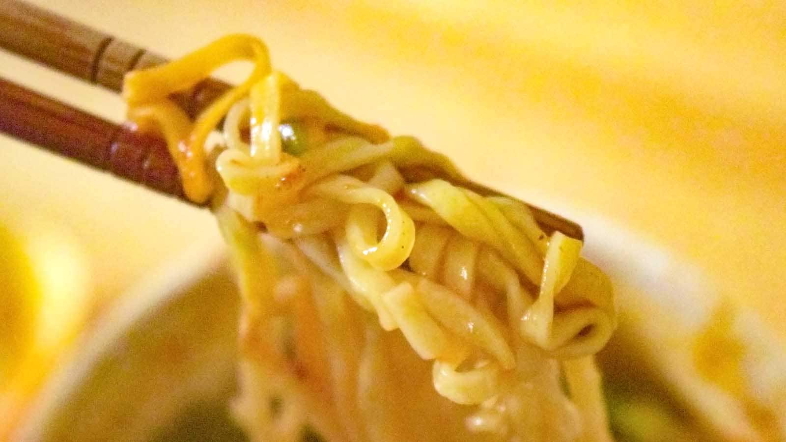 麺はおなじみのカップヌードルらしい食感