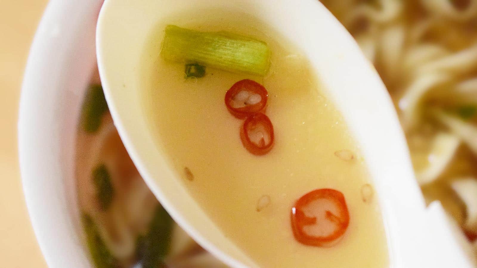 にんにくの効いたピリ辛のあごだし醤油スープは、まさにもつ鍋の〆を思わせる味わい