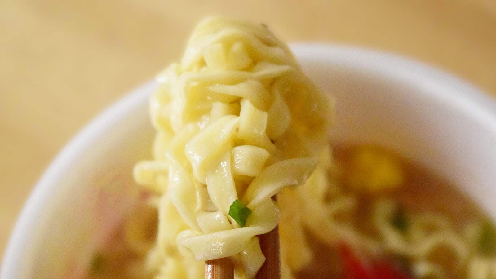 もっちりとした麺との一体感も良く、スープとのなじみも抜群