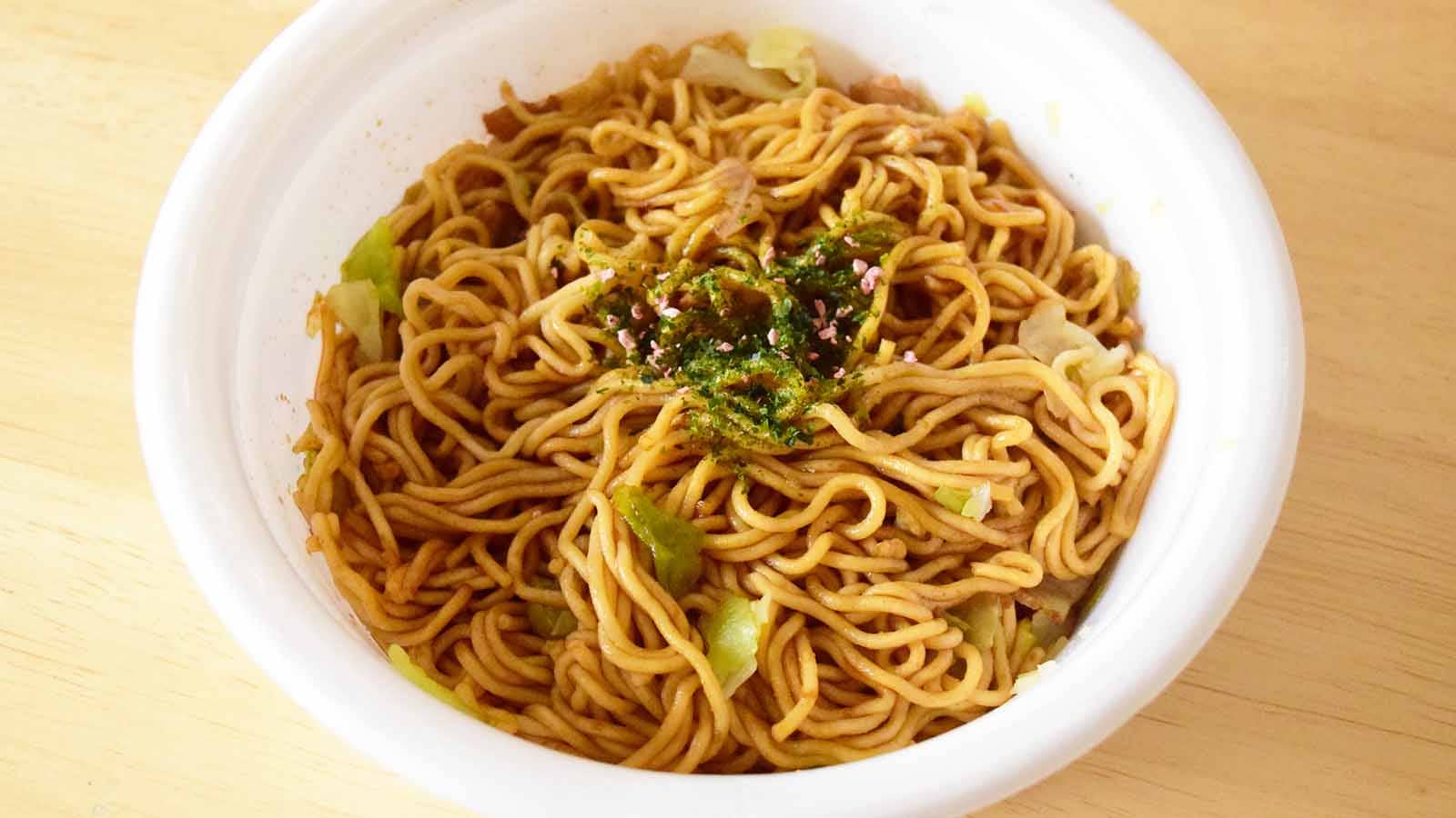 「日清の汁なしどん兵衛 だしソース焼うどん」は「U.F.O.」よりも、だしの風味がほんのりときいている
