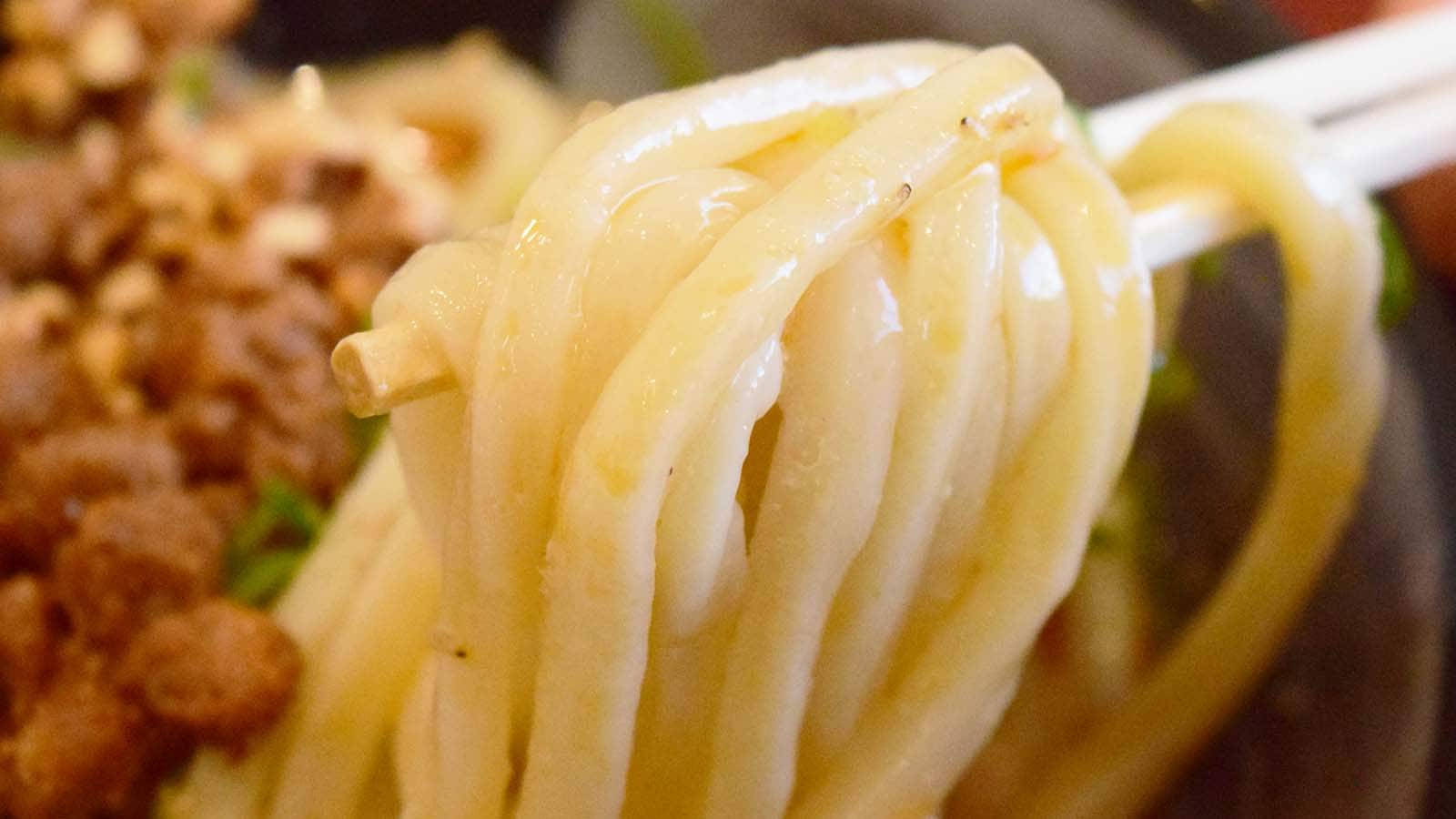 うどんは程よくもっちりとした食感で、ごまだれや具材との絡みも良好。