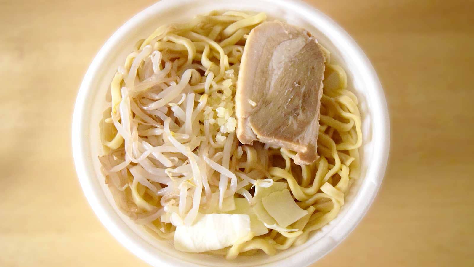 チャーシュー、もやし、キャベツ、刻みにんにく