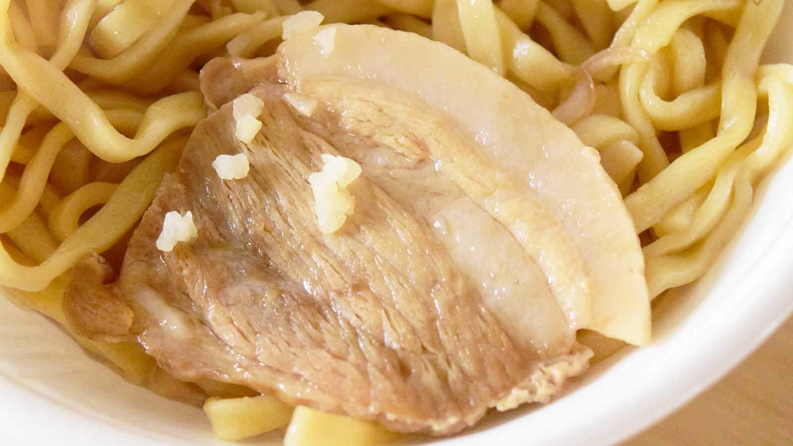 チャーシューは噛み応えのある食感ながら、脂身はとろけるようなやわらかさ