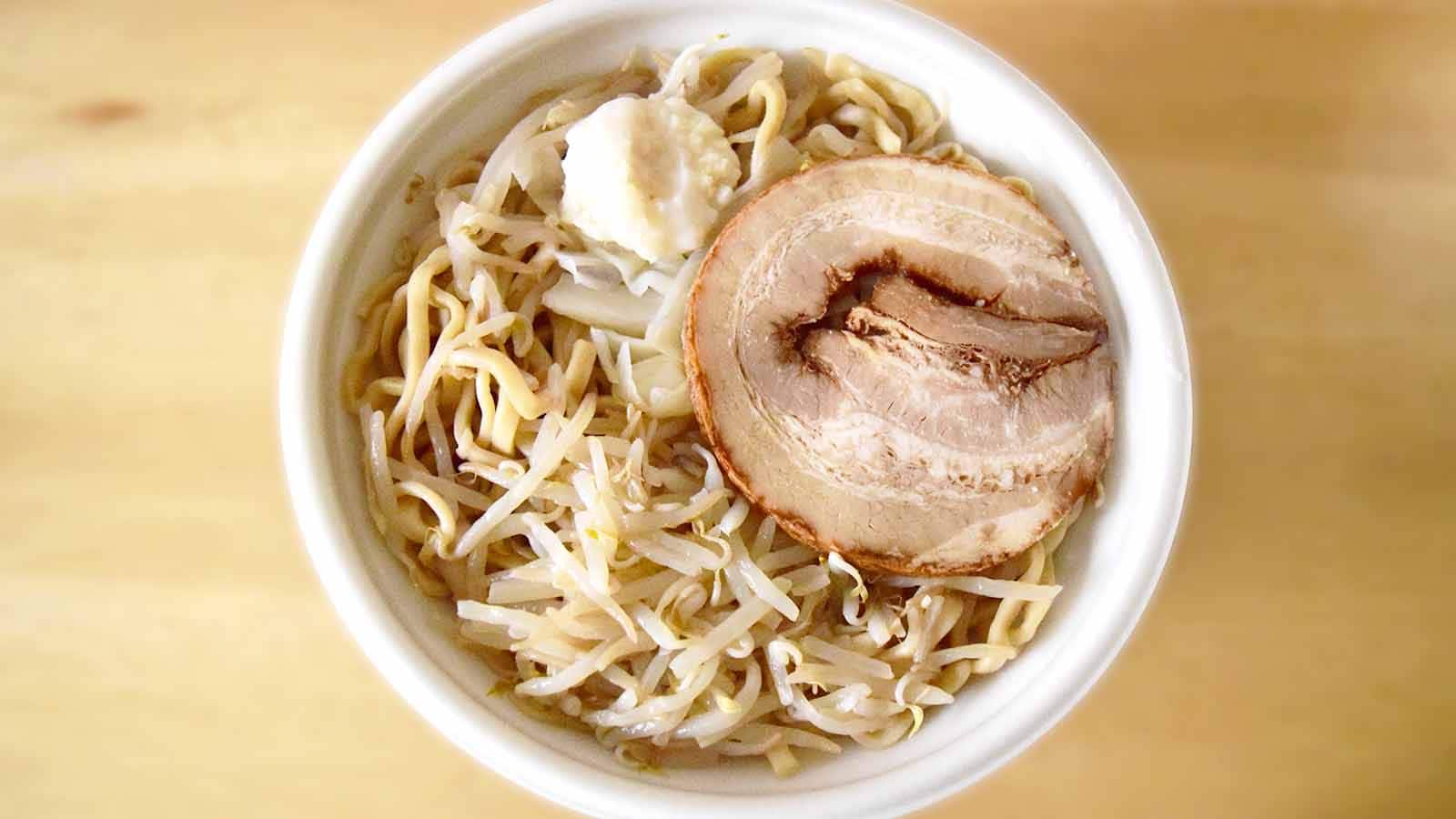 大きなチャーシューをはじめ、もやしやキャベツ、にんにくをトッピング