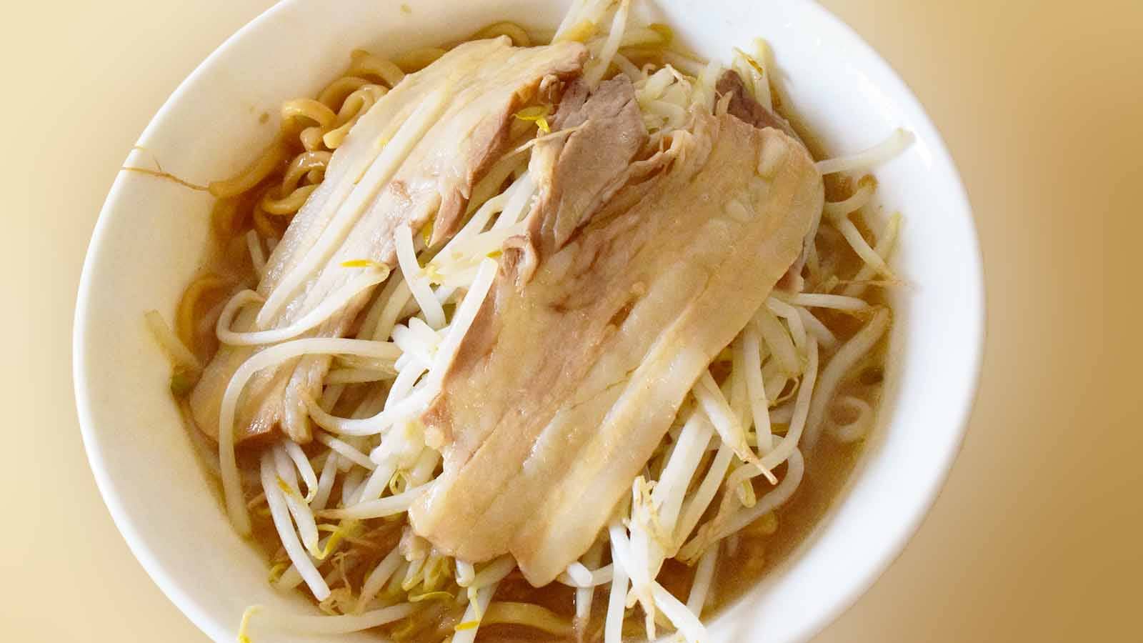 大きなチャーシューが2枚入っているのも印象的。
