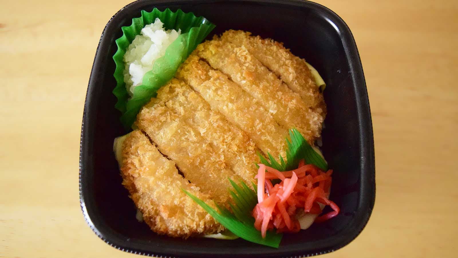 食べやすいサイズにカットされた柔らかなとんかつが目に飛び込んできます。