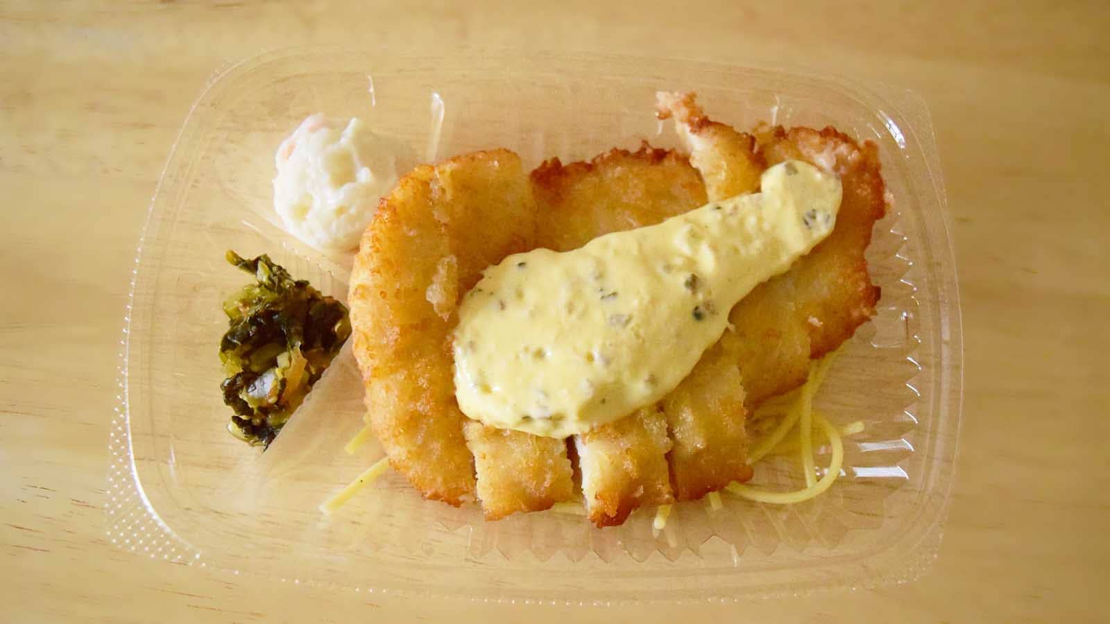 主役のチキン南蛮を筆頭に、付け合わせとしてポテトサラダや漬物