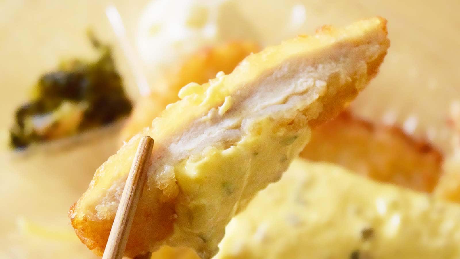 チキン南蛮は程よく肉厚で食べ応えがありながら、むね肉とは思えないほどやわらかな食感