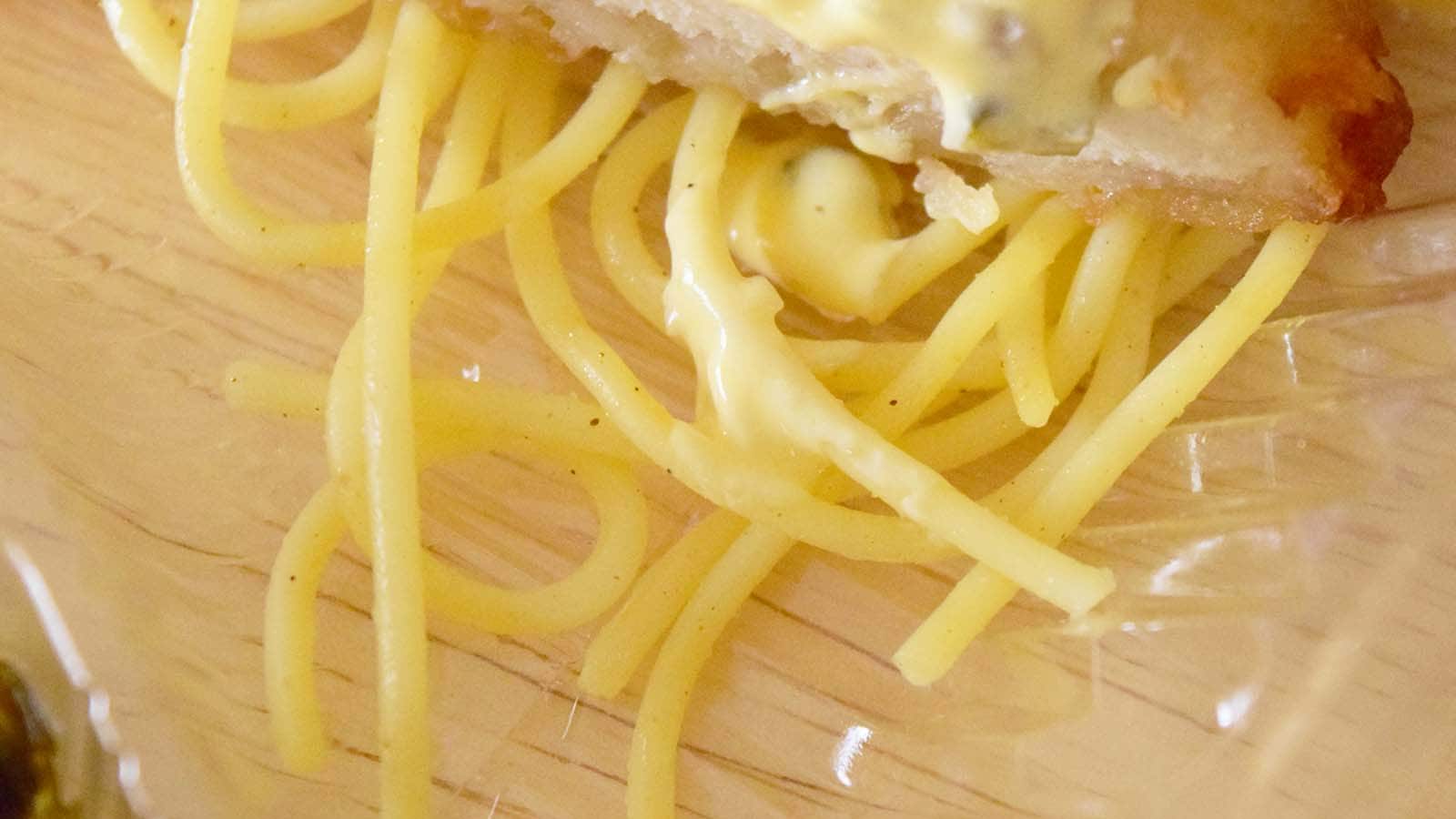 チキン南蛮の下にはパスタ