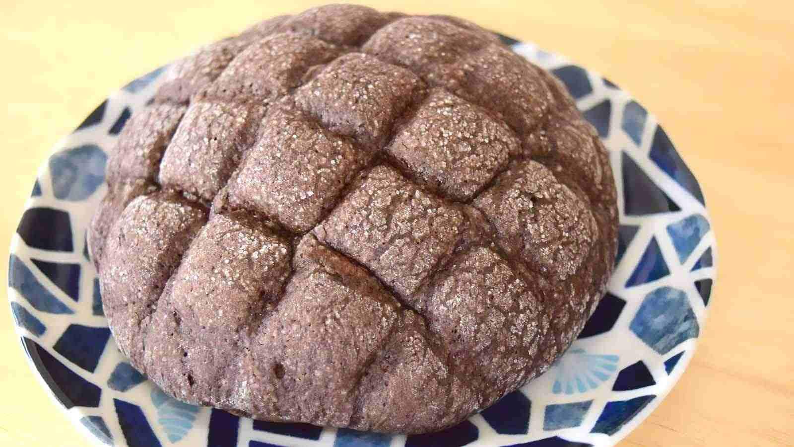 チョコたっぷりのメロンパンですが、甘さは意外にも控えめ