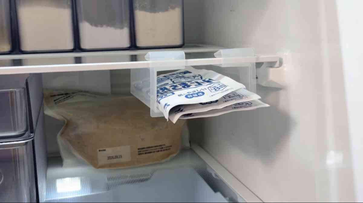 セリアの「冷蔵庫棚下ホルダー」