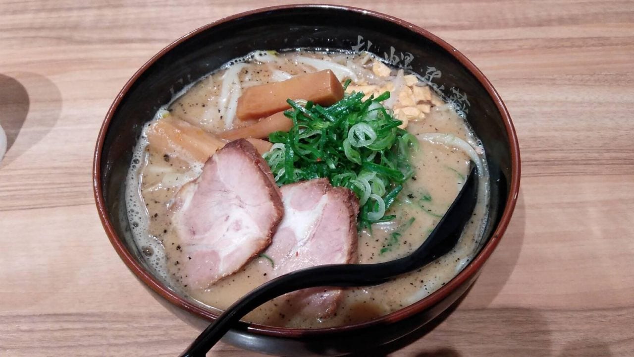 疲労も吹き飛ぶ！ ガーリックの風味が効いた絶妙バランスの塩ラーメン