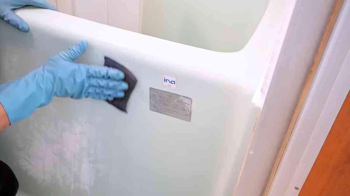 ガチガチの「石鹸カス」を綺麗に落とすプロの技