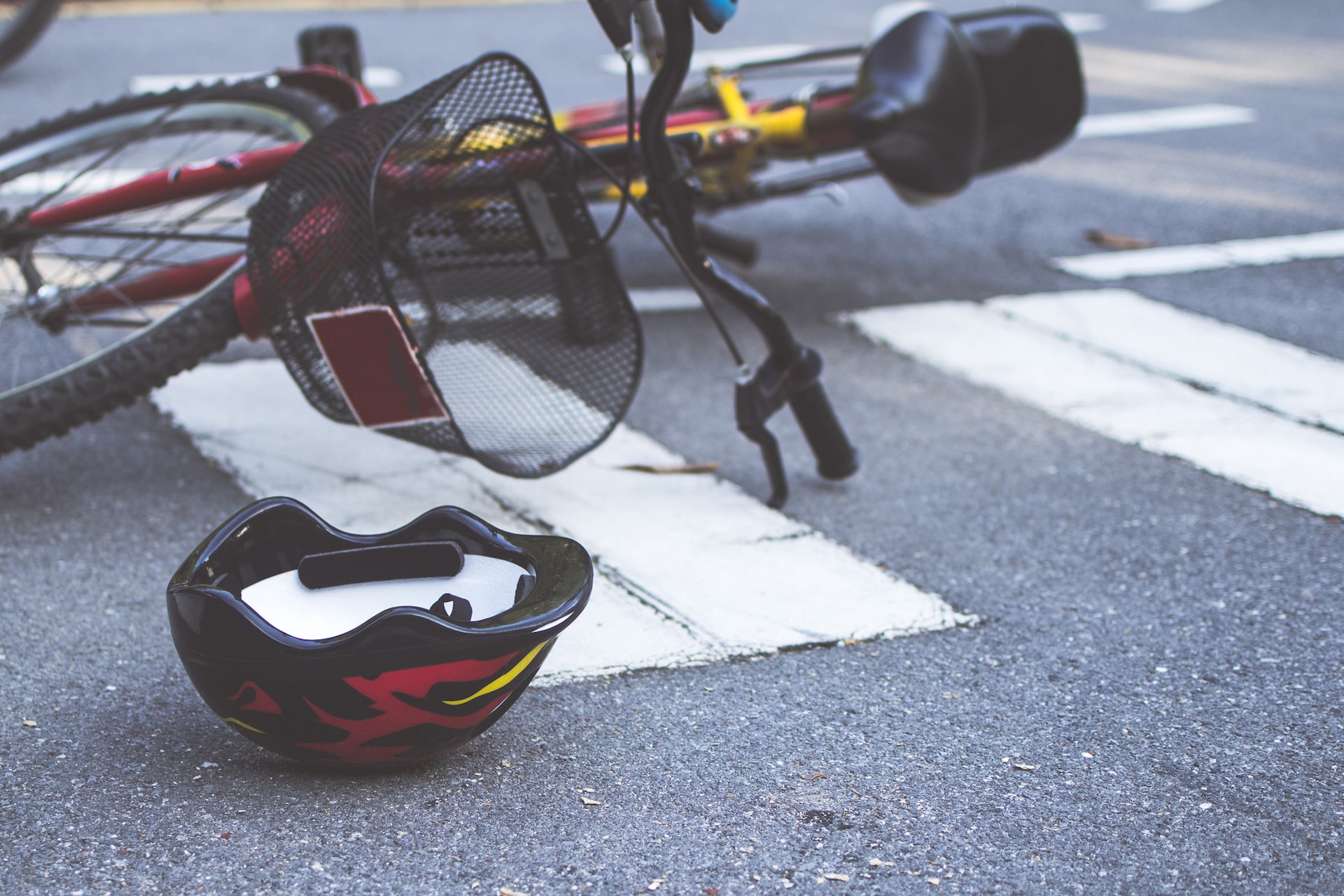 自転車も立派な車両です。曲がり角ではスピードを落として安全確認を徹底するよう心がけたいものです