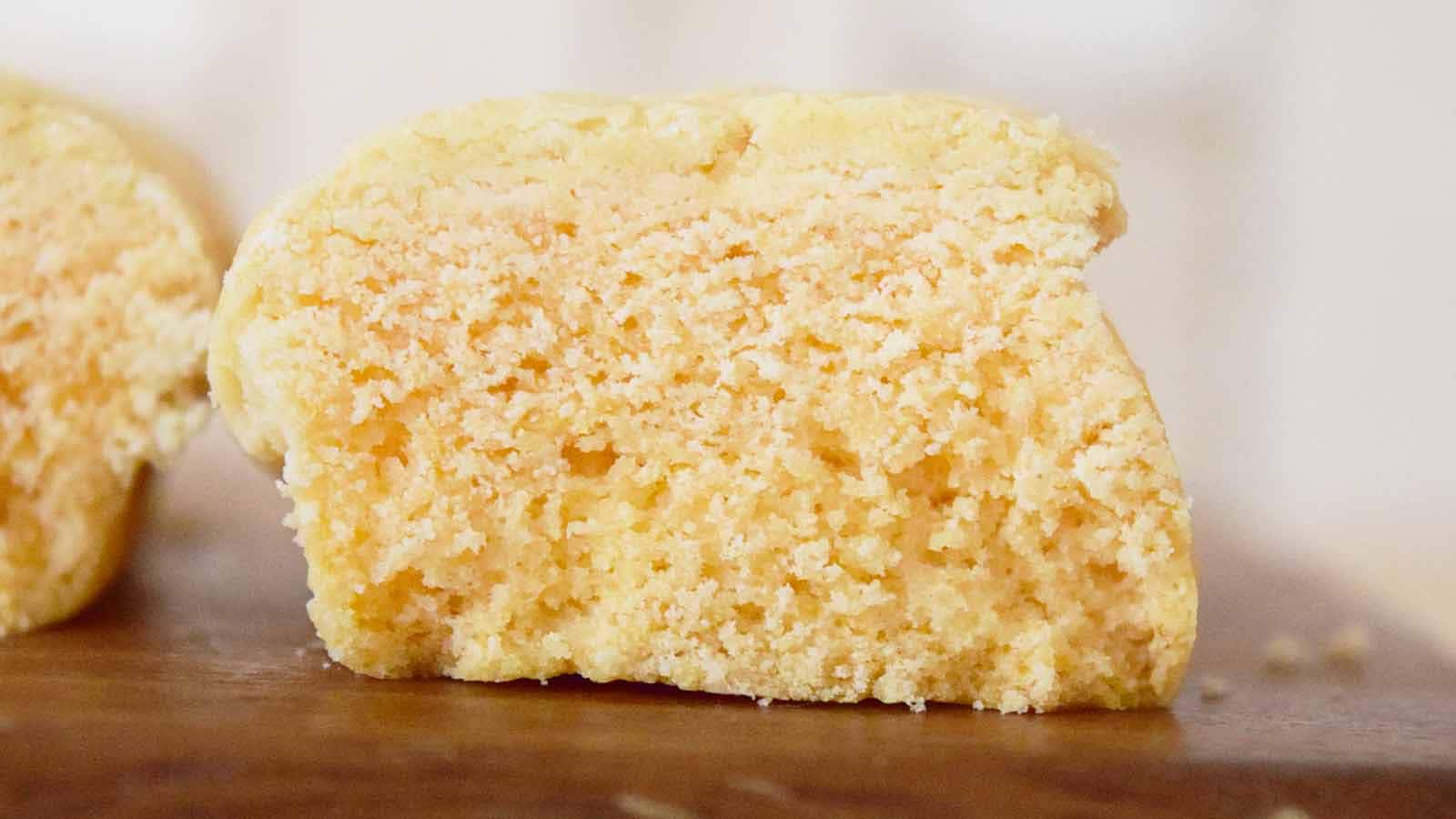 メロンパンとスコーンの中間のような、ほろほろとした食感