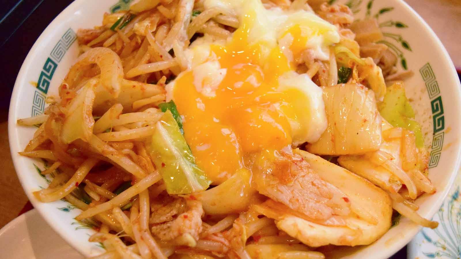 「汁なしラーメン」の上に「バクダン炒め」