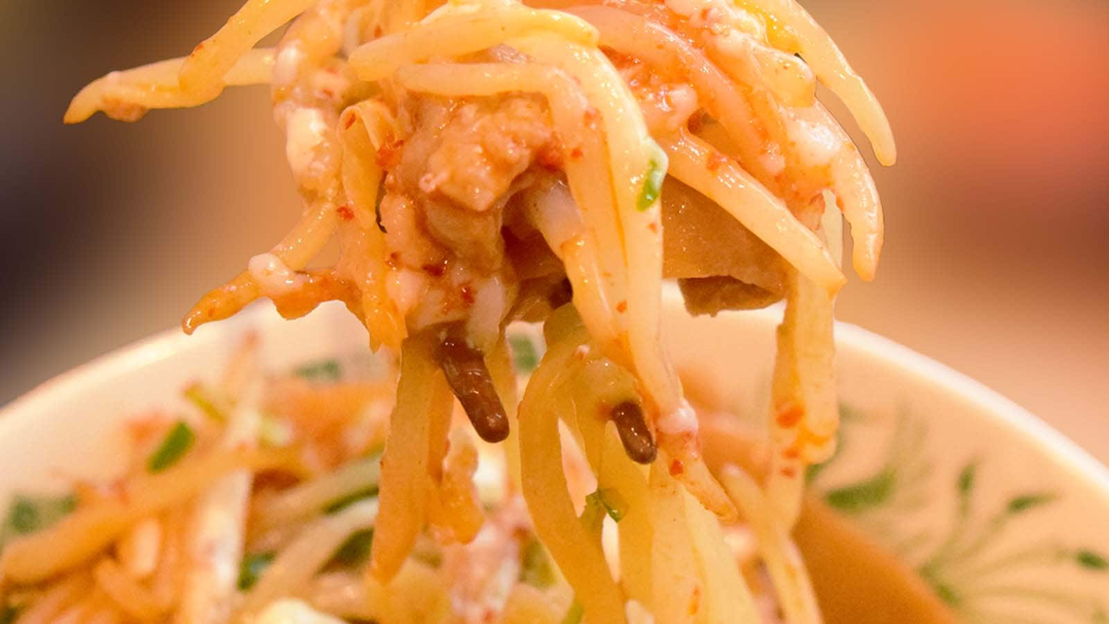 汁なしラーメンがさらに具だくさんになり、食べ応えも大幅にアップ