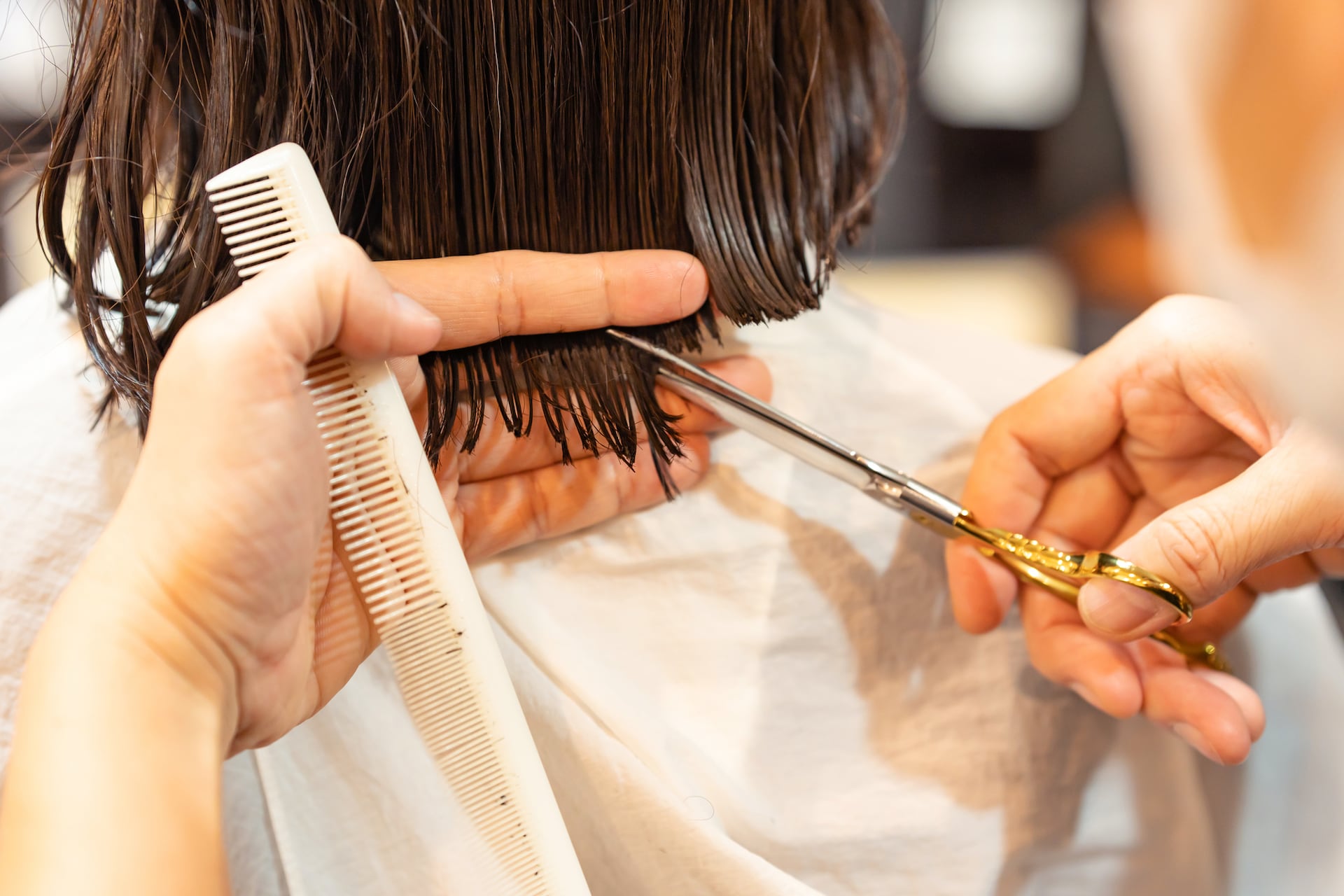 伸ばしていた髪をバッサリ切られ、ショックで涙