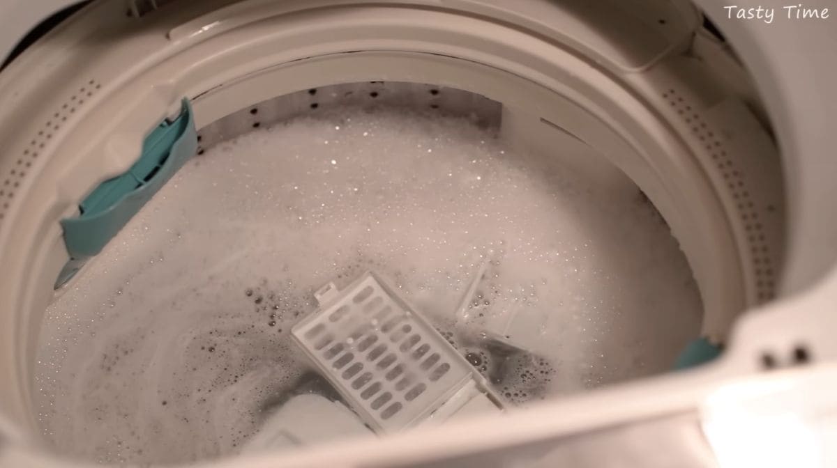 洗濯槽の裏側のカビや汚れを一掃