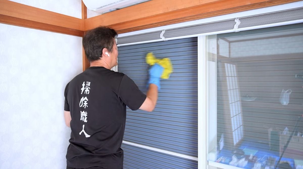 雨戸の頑固な汚れを一掃!