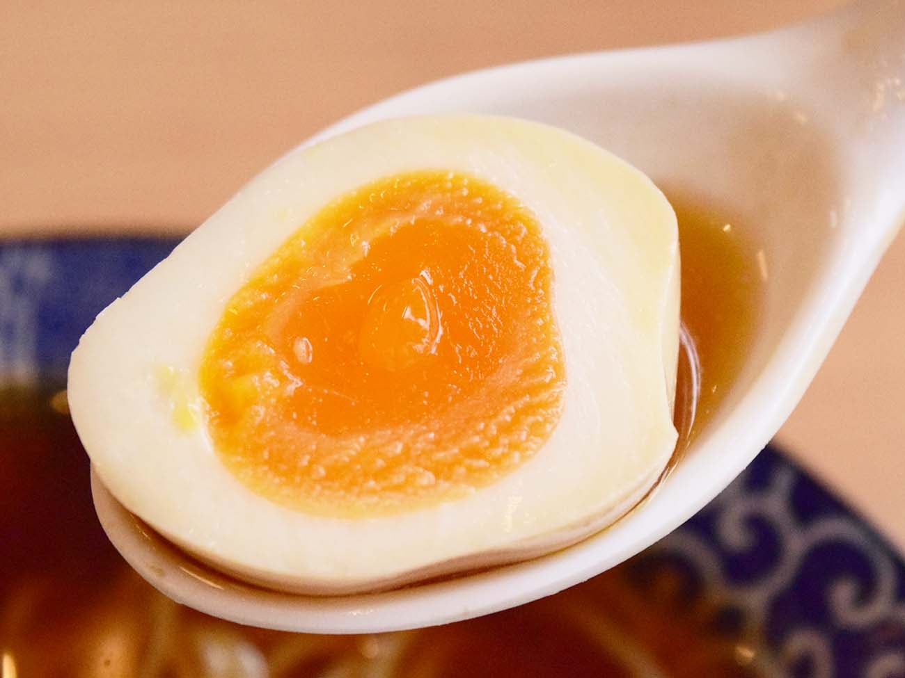 具材は鶏チャーシュー、白髪ねぎ、かいわれ大根、すだち、煮たまご