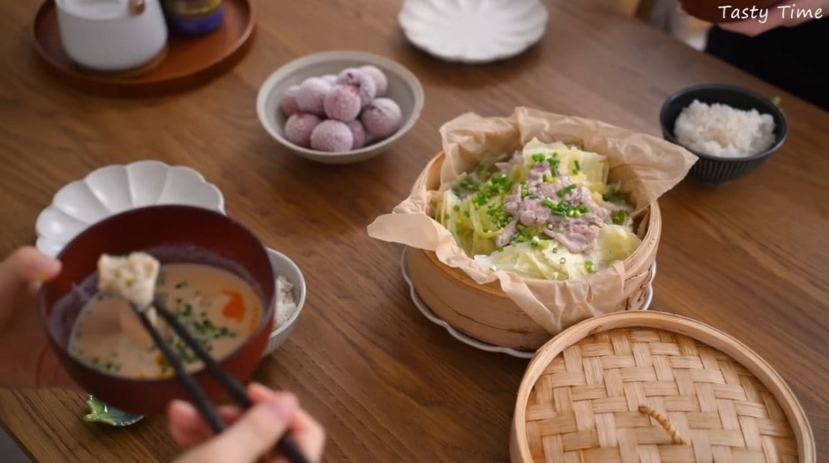 「豚こまキャベツの塩こうじ蒸し」