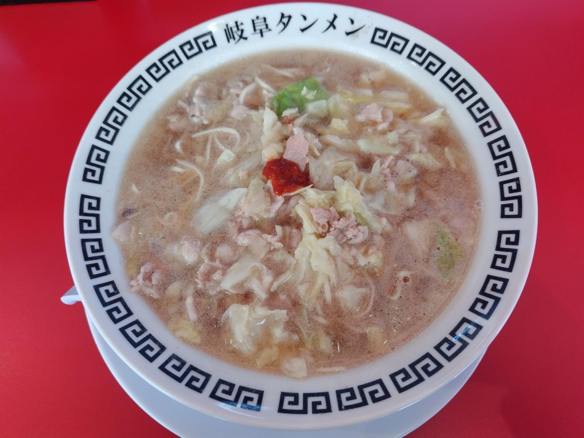看板を見たら素通りできない！具材の旨味が溶け出すあっさり塩だしスープ