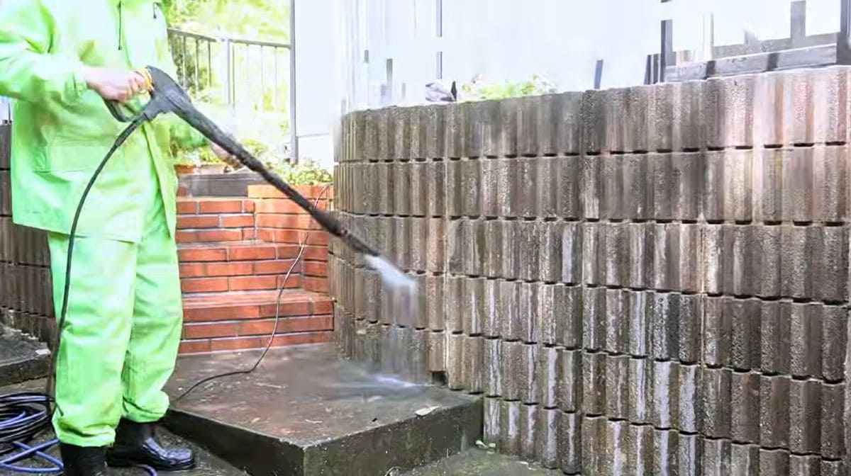 頑固なコケやカビを一掃！高圧洗浄機で擁壁をピカピカに