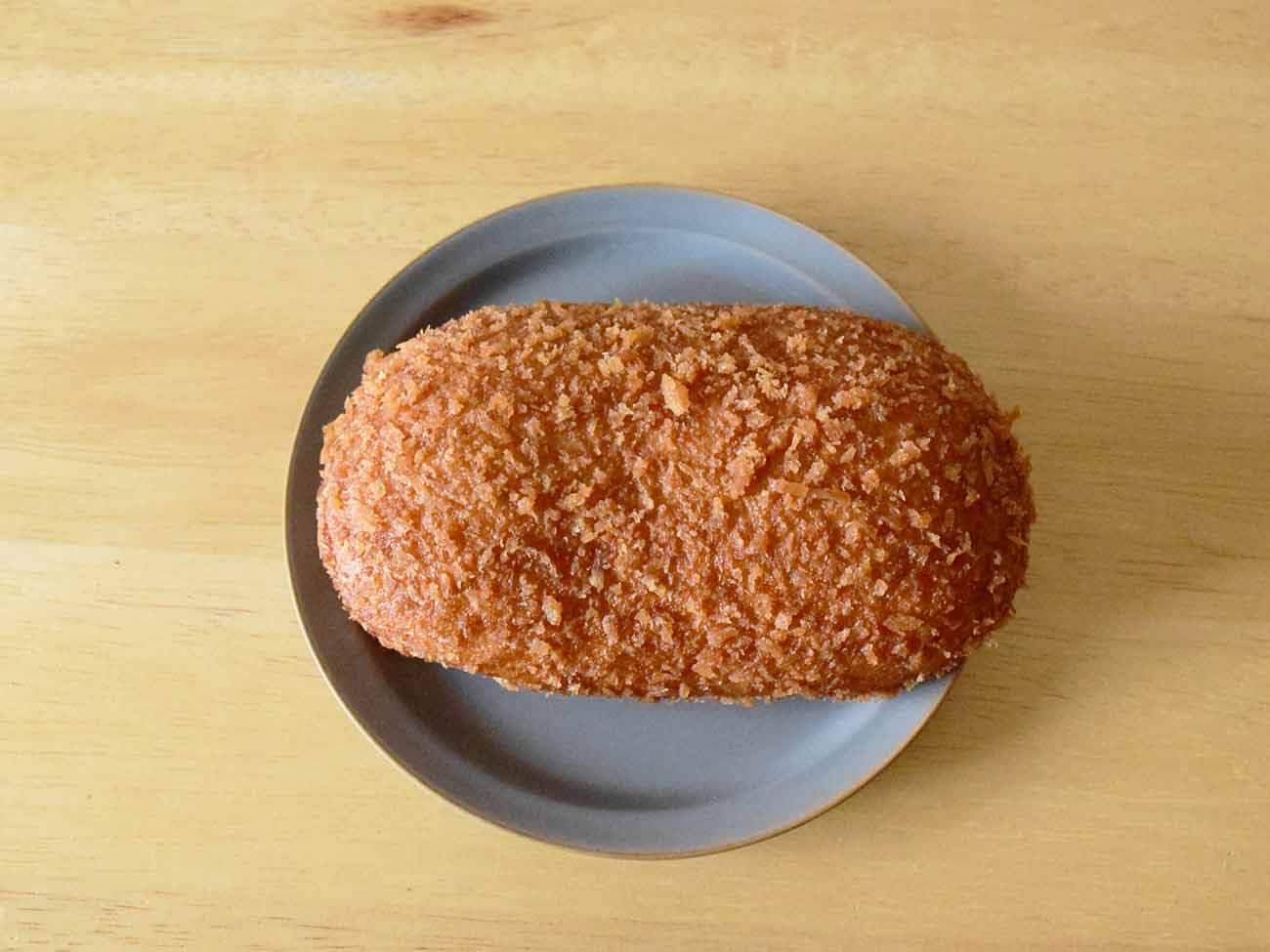 形は楕円型で、先に紹介した店内調理のカレーパン2種類と比べると、表面の衣がやや厚め。
