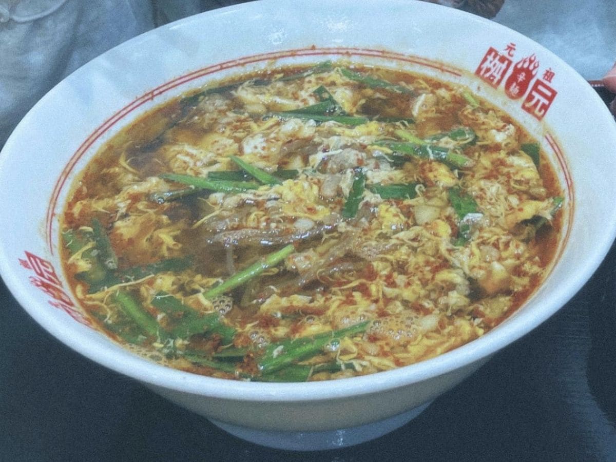 ニンニクの香りと旨味が爆発!辛いだけじゃない奥深いスープの虜に