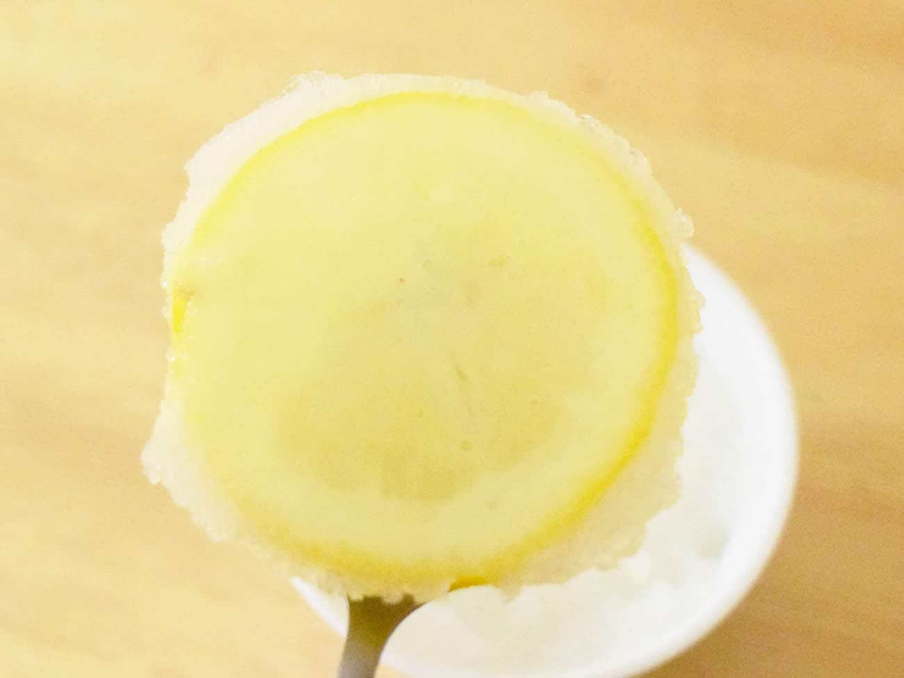 ほんのりとした塩味とほろ苦さに、レモンの酸味がしっかりと効いています。