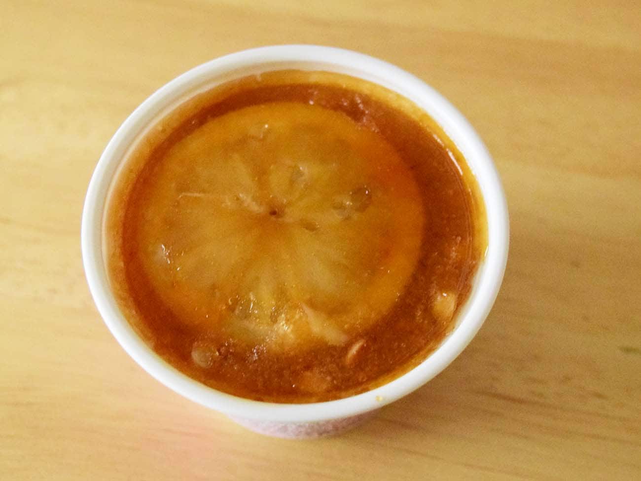 コーラの甘みとともにレモンの爽やかな酸味が口いっぱいに広がります