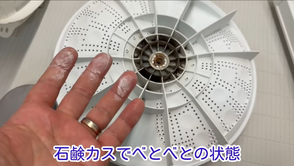 衣類につく「白い粉」の正体