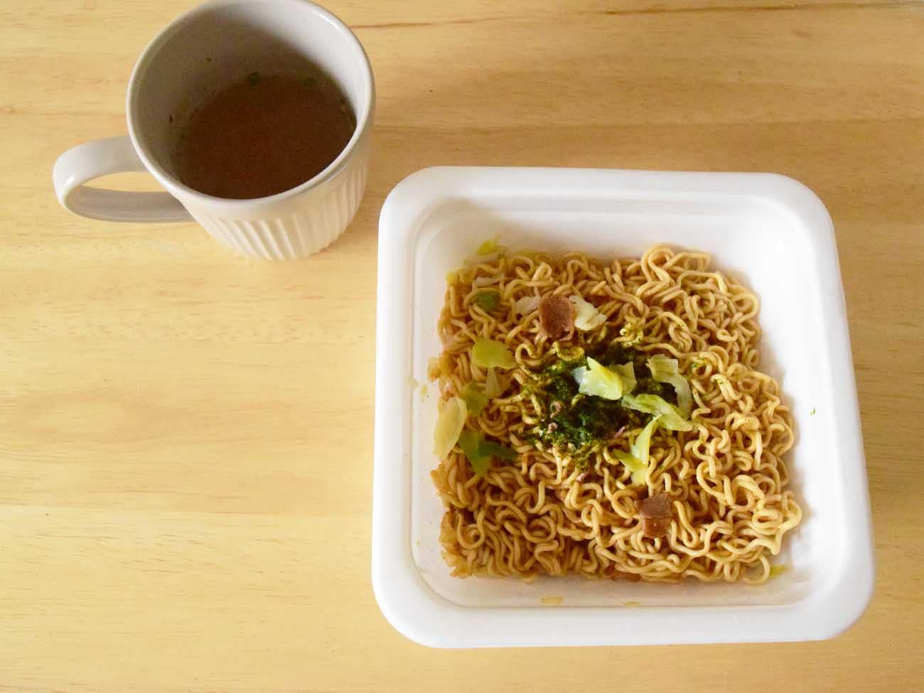 カップ1杯分のスープと焼きそば