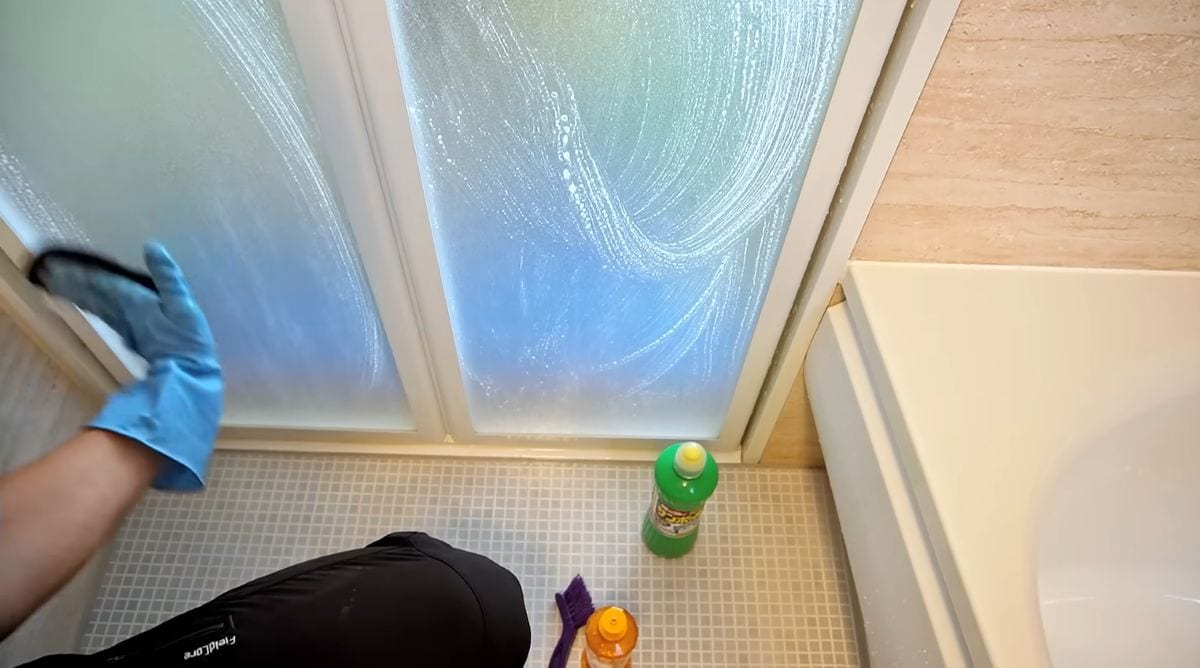 お風呂のドアの白い水垢をスッキリ落とす方法