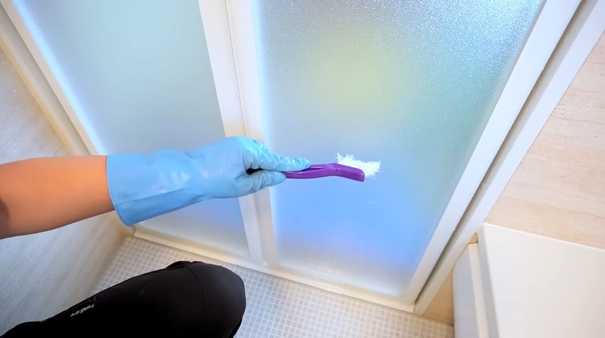 お風呂のドアの白い水垢をスッキリ落とす方法