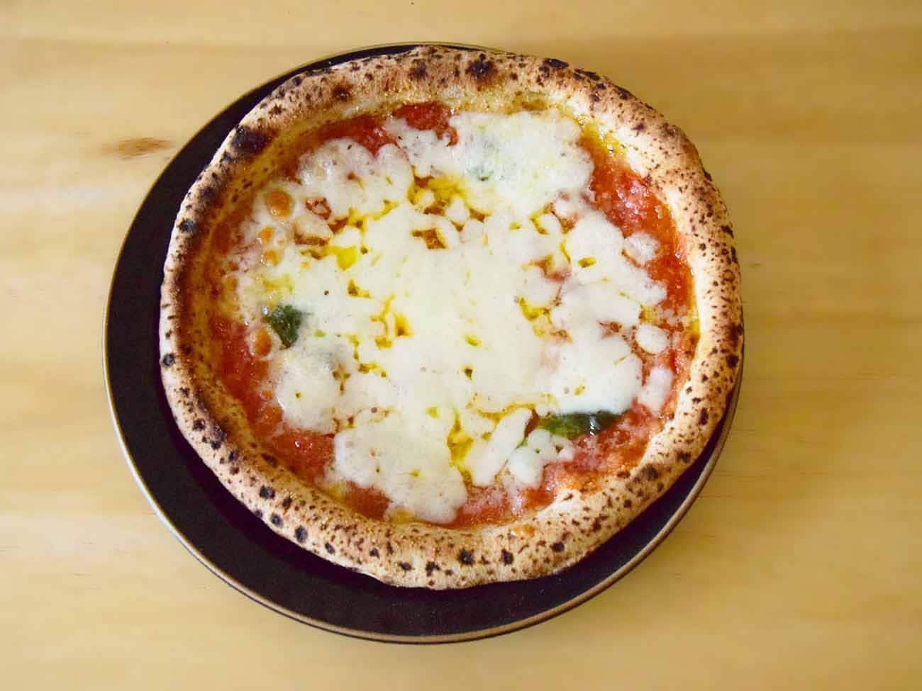チーズの広がり方は「お店で焼いたマルゲリータ」と少し異なります