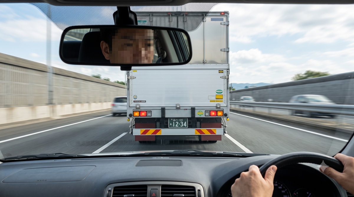 高速道路で停止させられるのは非常に危険です。相手を刺激せず距離を保ちましょう