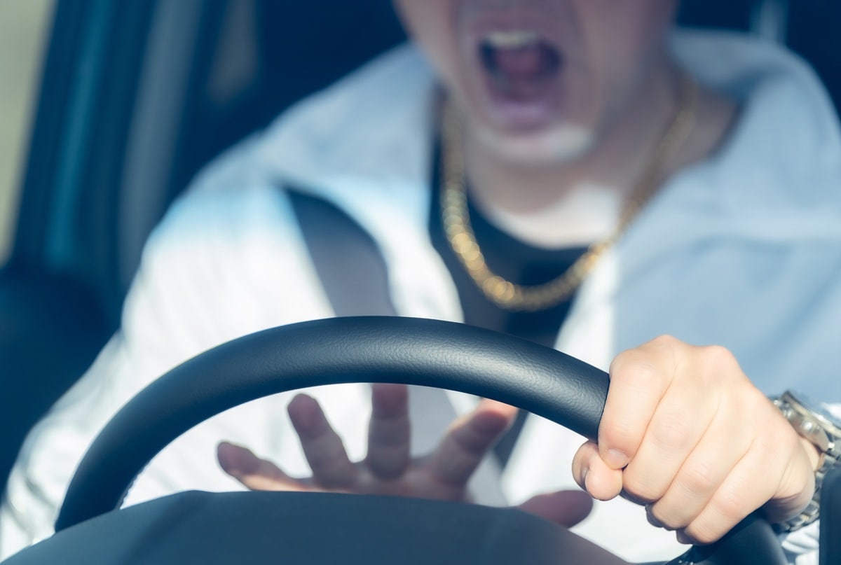 危険な煽り運転を受けた際は、絶対に車から出ず、人目のある場所へ逃げ込みましょう