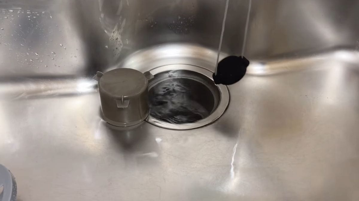 セリアの「排水口に水をためるキャップ」