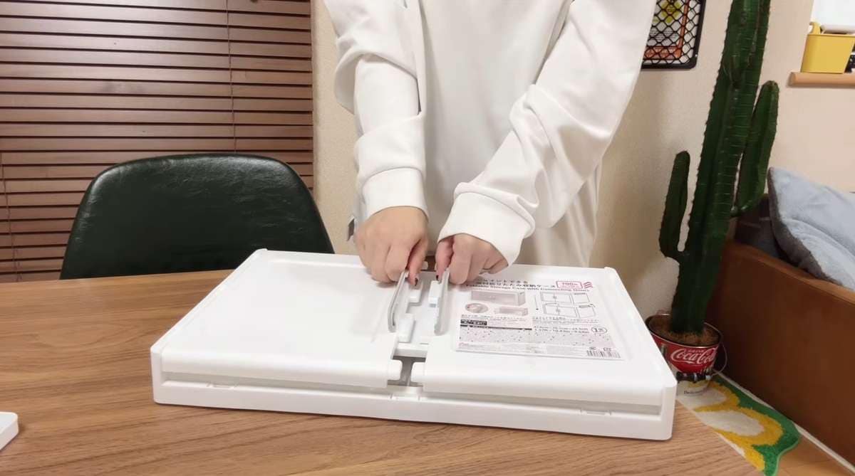 ダイソー「ジョイントできる扉付折りたたみ収納ケース」