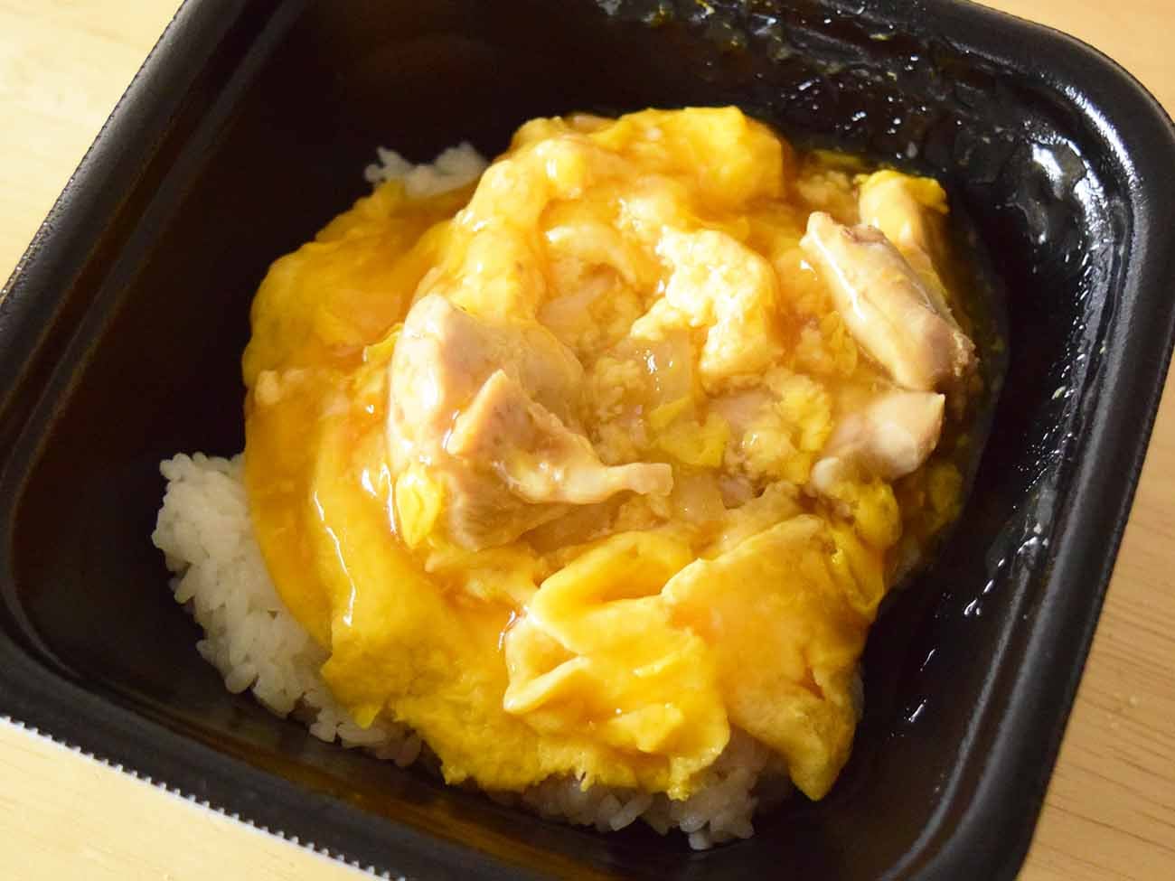 国産かつお節のやさしい風味が感じられるだしに、とろとろの卵とやわらかな鶏肉がよく合っています。